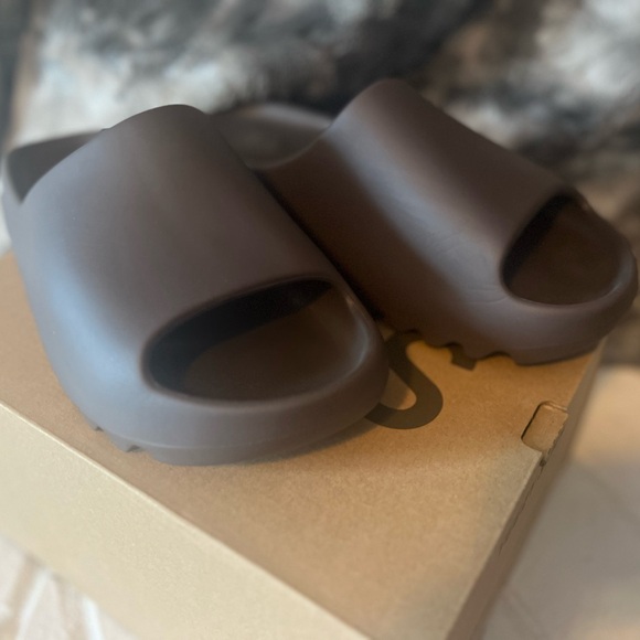 AUTHENTIC Like NEW YEEZY SLIDES in soot - Picture 4 of 6